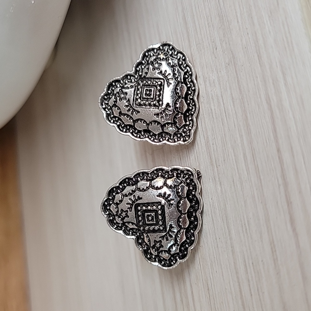 🔥LAST PAIR🔥 SOUTHWESTERN Silver Heart Stud Earrings - Picture 6 of 6